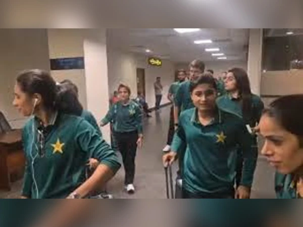 پاکستان ویمنز کرکٹ ٹیم کولمبو پہنچ گئی، کل سے ٹریننگ سیشن کا آغاز ہوگا