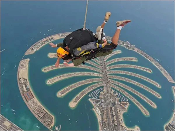 71 سالہ بھارتی خاتون کا کارنامہ؛ 13 ہزار فٹ کی بلندی سے اسکائے ڈائیونگ