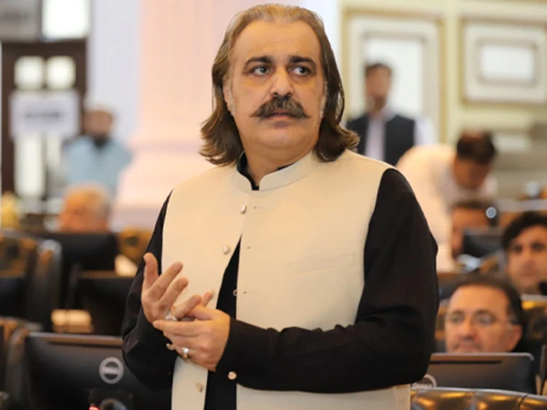 وزیراعلیٰ کے پی کا استعفا 34 گھنٹے بعد بھی گورنر ہاؤس کو نہ مل سکا، آئینی بحران کا خدشہ