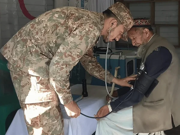 وادی لیپہ میں پاک فوج کا فری میڈیکل کیمپ، سیکڑوں مریضوں کا مفت علاج