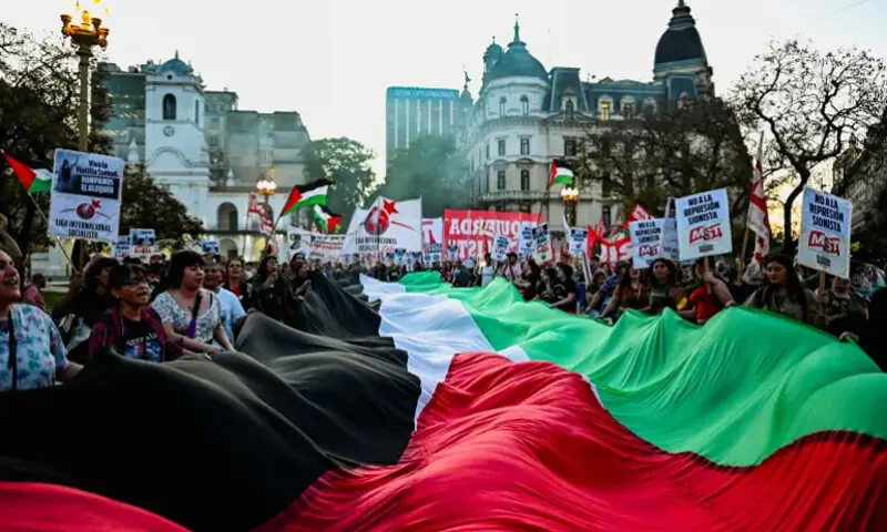 اسرائیلی حملے کے باوجود صمود فلوٹیلا رواں دواں، مشتاق احمد سمیت 200 گرفتار، دنیا بھر میں احتجاج