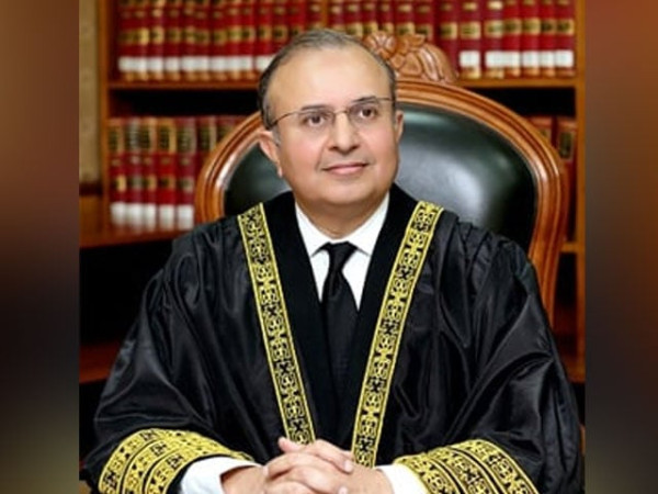 بادشاہت نہیں جو چاہیں کریں، قانون دیکھ کر ہی فیصلہ کرنا ہے، جسٹس منصور علی شاہ