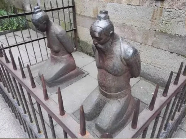 چین میں بدصورت مجسمے جنہیں ہزاروں لوگ تھپڑ مارتے ہیں