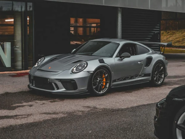 شہری نے انشورنس حاصل کرنے کیلئے اپنی مہنگی اسپورٹس کار کو آگ لگا دی