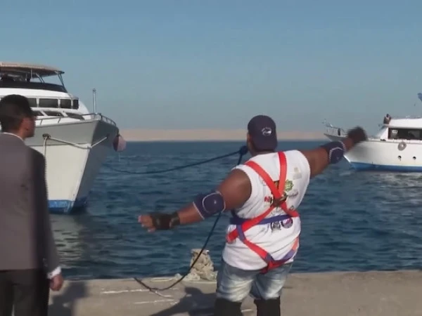 مشہور مصری ریسلر نے محص دانتوں سے بڑی سمندری کشتی کھینچ لی