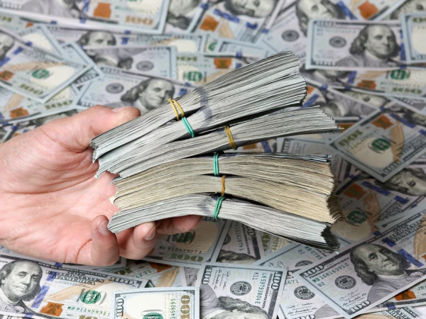 روس میں فیکٹری ملازم کو تمام ملازمین کی تنخواہیں غلطی سے موصول، واپس کرنے سے انکار