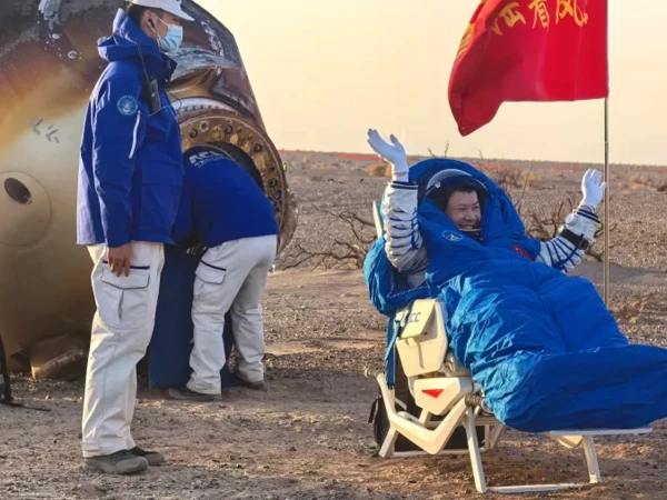 خلا میں پھنسے 3 چینی خلا بازوں کی واپسی کیلیے امید نظر آنے لگی