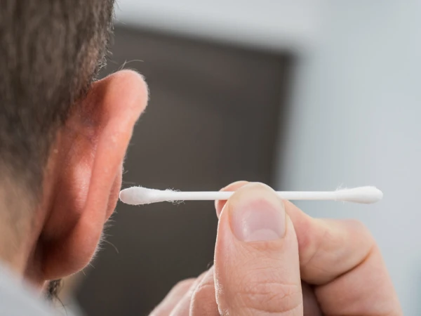 کان کا میل صاف کرنے کیلیے ایئربڈز اور روئی انتہائی خطرناک، ماہرین نے خطرے کی گھنٹی بجادی