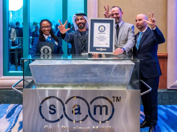 دنیا کی سب سے بڑی چاندی کی اینٹ کی نقاب کشائی، وزن ایسا کہ ریکارڈ بھی لرز اُٹھا