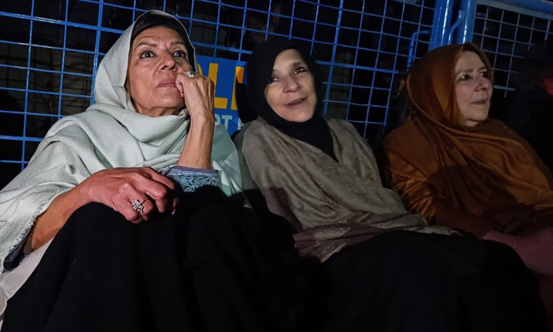 اڈیالہ جیل کے باہر دھرنا ، عمران خان کی بہنوں سمیت 400 افراد کیخلاف مقدمہ