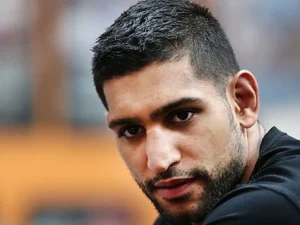 پاکستانی نژاد برطانوی باکسر عامر خان نے نشے کے عادی بچے کی تربیت کا بیڑا اٹھا لیا