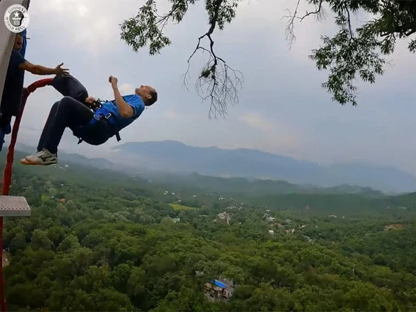 فرانسیسی ڈیئر ڈیول نے 16 مقامات پر بنجی جمپنگ کر کے نیا ریکارڈ بنا ڈالا