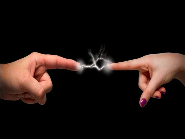 سردی کے موسم میں کسی چیز کو ہاتھ لگانے سے اچانک کرنٹ کیوں لگتا ہے؟