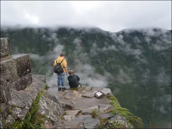 سیلفی لیتے ہوئے 130 فٹ اونچی چٹان سے گرنے والا سیاح معجزاتی طور پر محفوظ