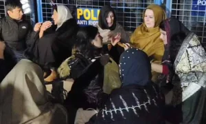 عمران خان کی بہنوں اور کارکنوں کا جیل کے قریب دھرنا رات گئے ختم