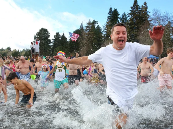 امریکا: ہزاروں افراد نے ٹھنڈے پانی میں ڈبکی لگا کر ریکارڈ پر نظریں جما لیں