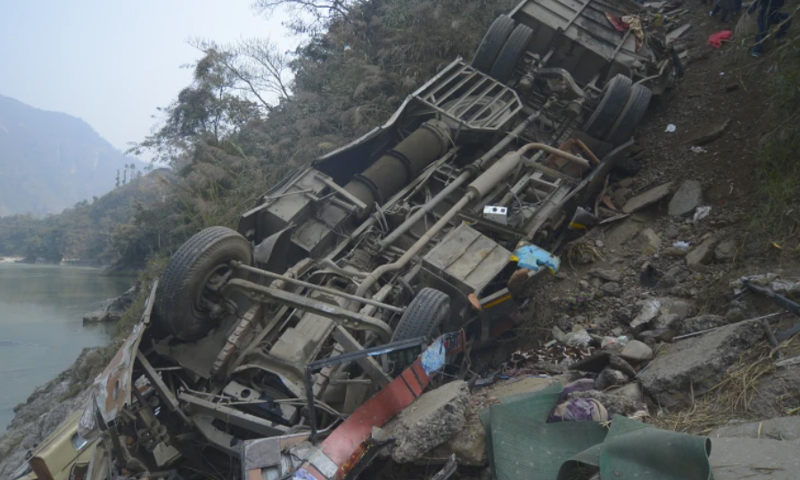 نیپال میں مسافر بس دریا میں جا گری، 19 افراد ہلاک، 25 زخمی