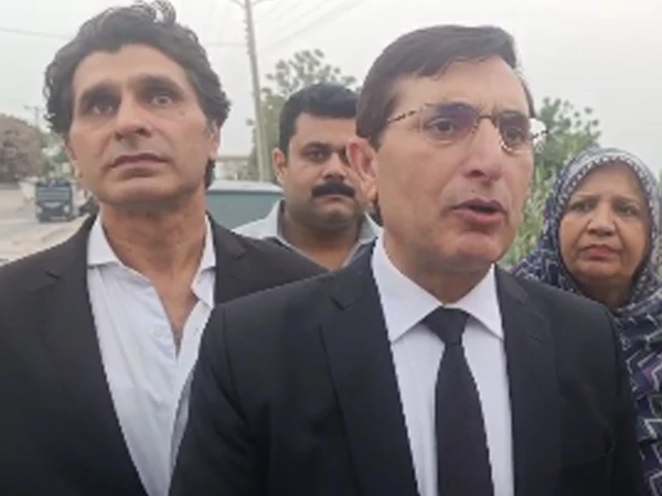 گزشتہ سال 17 مرتبہ اسلام آباد ہائی کورٹ اور 14 مرتبہ سپریم کورٹ جا چکے ہیں، بیرسٹر گوہر