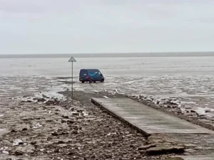 برطانیہ: جی پی ایس سے رہنمائی نے گاڑی دلدل میں پھنسا دی