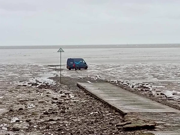 برطانیہ: جی پی ایس سے رہنمائی نے گاڑی دلدل میں پھنسا دی