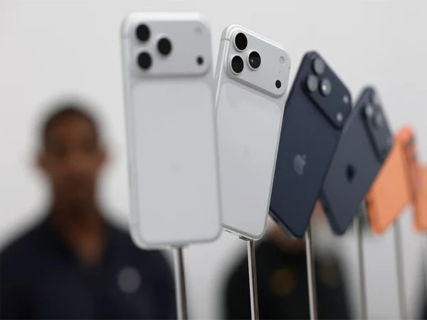 ایپل آئی فون 17 کا سستہ ورژن جلد متعارف کرائے گا