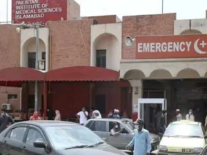 عمران خان کو پمز اسپتال میں آنکھ کے اہم آپریشن کے بعد اڈیالہ جیل منتقل کر دیا گیا