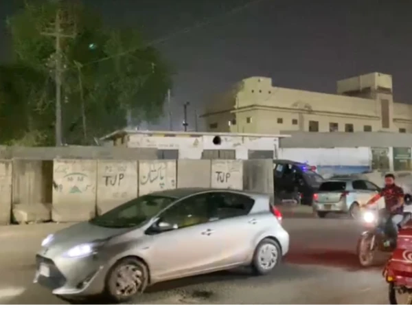 کراچی سینٹرل جیل کے اطراف سیکیورٹی ہائی الرٹ، مین گیٹ بند کر کے کنکریٹ بلاکس نصب