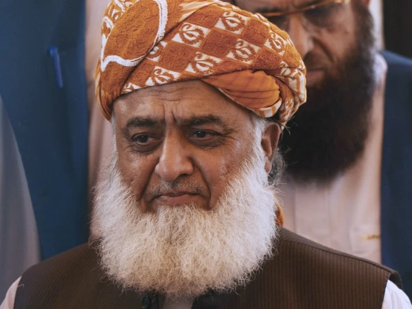 پارلیمنٹ کے ان کیمرا اجلاس کے لیے مولانا فضل الرحمن متحرک ہو گئے