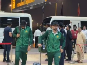 قومی کرکٹ ٹیم بنگلہ دیش کے خلاف ون ڈے سیریز کیلئے کراچی سے ڈھاکہ روانہ