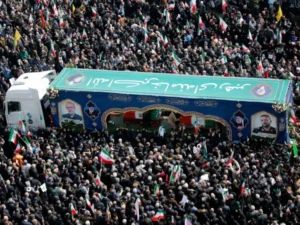 تہران میں علی لاریجانی سمیت دیگر شہداء کی نماز جنازہ میں ہزاروں افراد کی شرکت