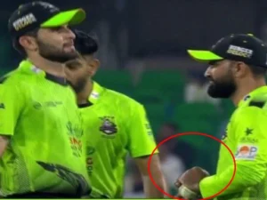 پی ایس ایل 11: قلندرز بمقابلہ کنگز میں مبینہ بال ٹیمپرنگ سے متعلق بڑی خبر!