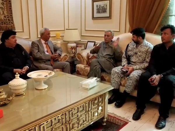 محبت والے انداز میں خرم بھٹی کے چہرے پر ہاتھ لگ گیا تھا، بشیر میمن صدر ن لیگ سندھ