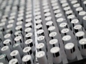 چینی سائنس دانوں نے نئی قسم کی لیتھیم آئن بیٹری بنا لی