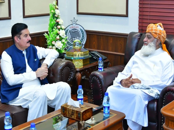 گورنر فیصل کریم کنڈی کی مولانا فضل الرحمان سے ون آن ون ملاقات