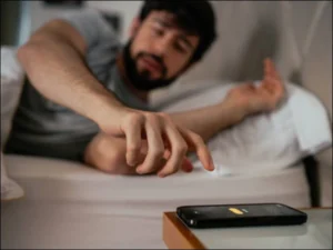 صبح آنکھ کھلتے ہی موبائل دیکھنے کی عادت صحت کے لیے نقصان دہ