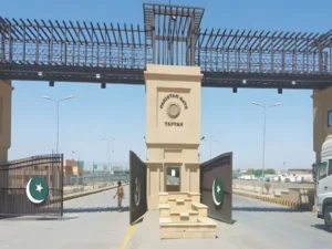 ایران میں جنگی صورتحال؛ طلبہ سمیت 70 سے زئد پاکستانی شہری وطن واپس پہنچ گئے