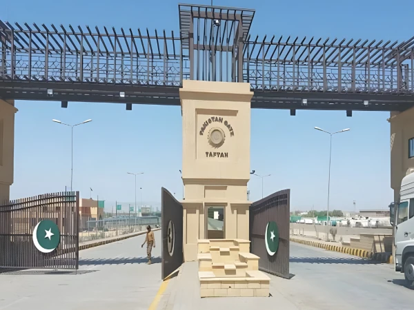 ایران میں جنگی صورتحال؛ طلبہ سمیت 70 سے زئد پاکستانی شہری وطن واپس پہنچ گئے