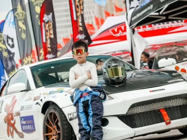 سب سے کم عمر پیشہ ور ریسر جسے 5 سال کی عمر میں ڈرائیونگ لائسنس مل گیا