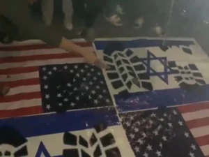 ایران پر حملے کے خلاف کراچی میں احتجاج، امریکا اور اسرائیل کے پرچم نذر آتش