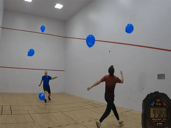 پانچ غباروں کو طویل مدت تک ہوا میں اچھالنے کا انوکھا ریکارڈ