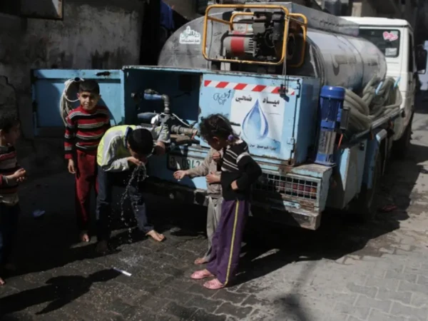 غزہ میں پینے کا پانی پہچانے والی گاڑیوں پر اسرائیلی حملہ، 2 افراد ہلاک