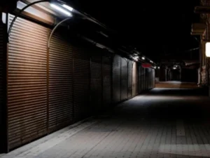 وزیر اعظم کی زیر صدارت اجلاس، مارکیٹیں رات 8 بجے بند کرنے کا اصولی فیصلہ، اعلان صوبے کریں گے