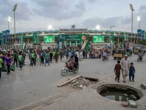 پی ایس ایل: کراچی میں پہلا میچ آج ہوگا، اسٹیڈیم کے اطراف کھلے مین ہولز انتظامیہ کا منہ چڑانے لگے
