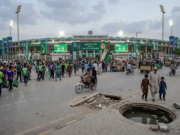 پی ایس ایل: کراچی میں پہلا میچ آج ہوگا، اسٹیڈیم کے اطراف کھلے مین ہولز انتظامیہ کا منہ چڑانے لگے