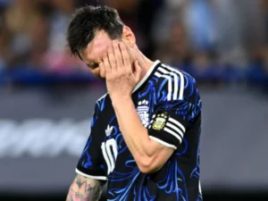 لیونل میسی ہوم گراؤنڈ پر آخری میچ میں جذباتی ہو کر رو پڑے