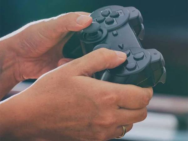 امریکا: ویڈیو گیم کھیلنے میں مشغول معمر خاتون نے سب کو پریشان کر دیا