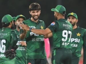 آپ ملک کا سرمایہ ہیں، قومی کرکٹر سیٹ بیلٹ نہ لگانے کے باجود چالان سے بچ گئے