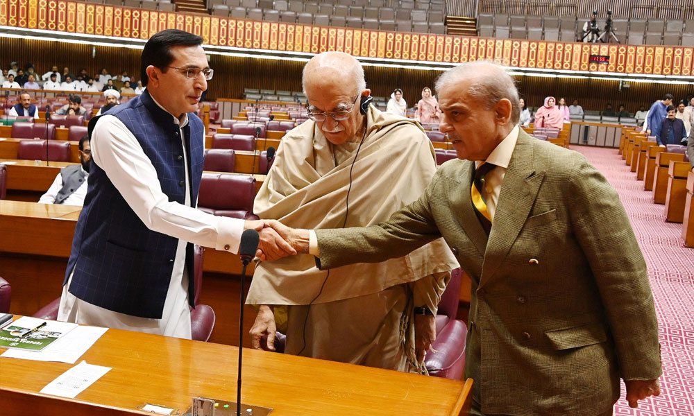 اسمبلی اجلاس، وزیراعظم اپوزیشن بینچز پر پہنچ گئے، اچکزئی اور گوہر سے ملاقات