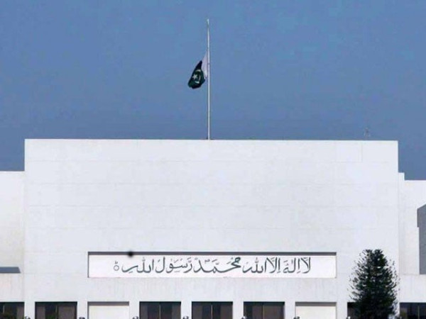 وفاقی حکومت کی جانب سے آج سابق امیر قطر کے انتقال پر قومی سوگ، ملک بھر میں قومی پرچم سرنگوں