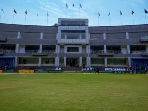 خیبرپختونخوا حکومت عمران خان کرکٹ اسٹیڈیم پی سی بی کو دینے کیلیے تیار